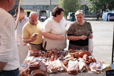 У Чернівцях відкрили цілодобовий ярмарок, де торгують продуктами без націнок (ФОТО)