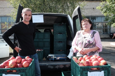 У Чернівцях відкрили цілодобовий ярмарок, де торгують продуктами без націнок (ФОТО)