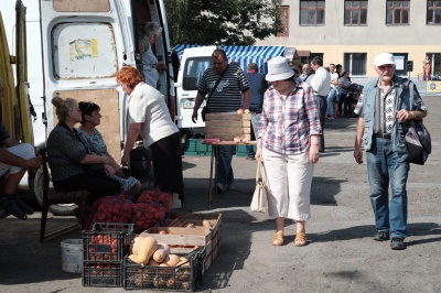 У Чернівцях відкрили цілодобовий ярмарок, де торгують продуктами без націнок (ФОТО)