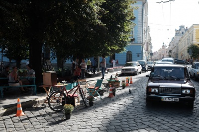 У Чернівцях під мерією на місці парковки облаштували лаунж-зону (ФОТО)