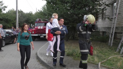 Велика пожежа в Чернівцях — людей рятували висувними драбинами з верхніх поверхів (ФОТО, ВІДЕО)