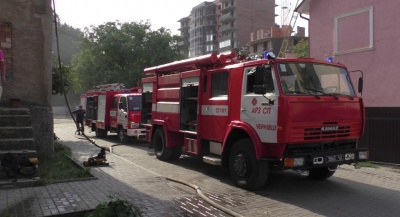 Велика пожежа в Чернівцях — людей рятували висувними драбинами з верхніх поверхів (ФОТО, ВІДЕО)