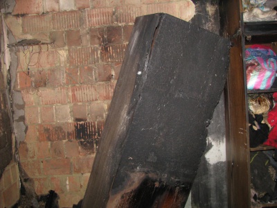 У Чернівцях у будинку, де була пожежа, досі сильно чути димом (ФОТО)