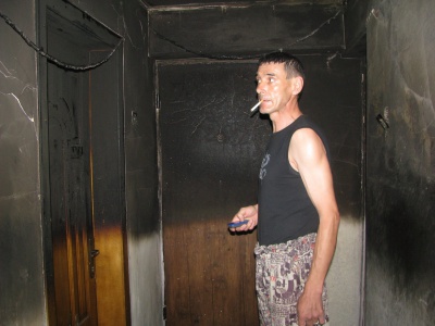 У Чернівцях у будинку, де була пожежа, досі сильно чути димом (ФОТО)