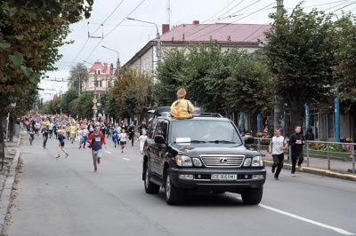 "Буковинську милю" бігли політики, чиновники і просто чернівчани різного віку (ФОТО)