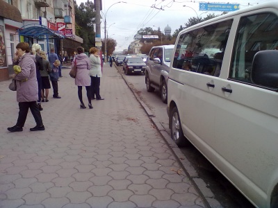 У Чернівцях водії таксі та приватних авто регулярно блокують роботу громадського транспорту