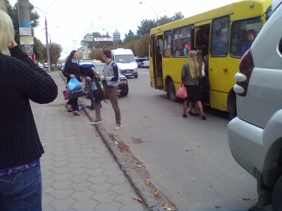 У Чернівцях водії таксі та приватних авто регулярно блокують роботу громадського транспорту