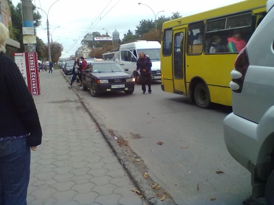 У Чернівцях водії таксі та приватних авто регулярно блокують роботу громадського транспорту