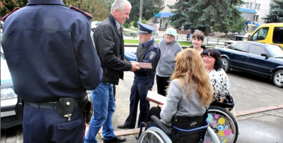 На Буковині водій легковика, що перекрив пандус, "відкупився" цукерками (ФОТО)