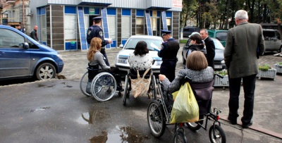 На Буковині водій легковика, що перекрив пандус, "відкупився" цукерками (ФОТО)