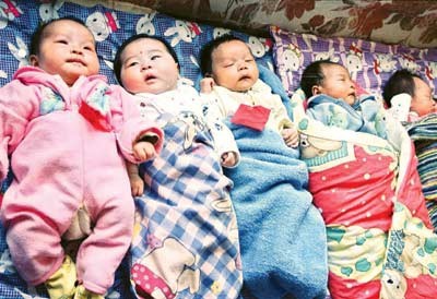 У Китаї сім’ям дозволили мати двох дітей