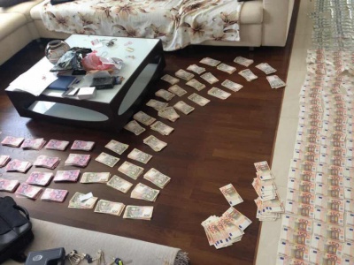 Підлогу в затриманого директора заводу встелили знайденими євро і доларами (ФОТО)