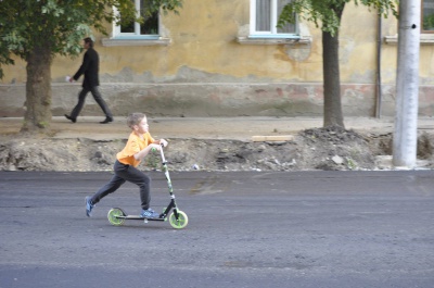 У Чернівцях по вулиці Хмельницького діти вже їздять на самокатах (ФОТО)