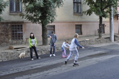 У Чернівцях по вулиці Хмельницького діти вже їздять на самокатах (ФОТО)