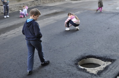У Чернівцях по вулиці Хмельницького діти вже їздять на самокатах (ФОТО)