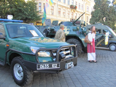 На Театральній площі  у Чернівцях бронетранспортер та інша техніка з АТО