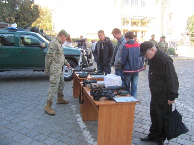 На Театральній площі  у Чернівцях бронетранспортер та інша техніка з АТО