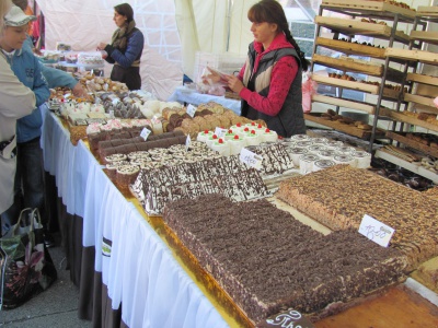 У Чернівцях на святі міста торгують солодкою картою України і картинами з тіста