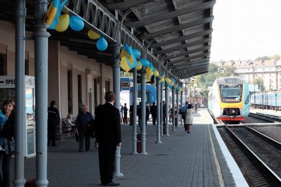 У Чернівцях прем’єр Яценюк відкрив регулярний рейс швидкісного потяга до Львова