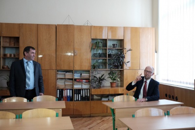 Яценюк відвідав рідну школу в Чернівцях (ФОТО)