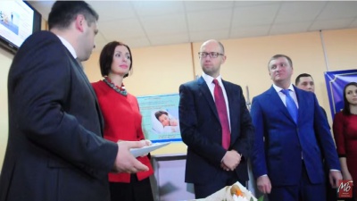 Як Яценюк і Петренко вручали свідоцтва про народження у пологовому будинку в Чернівцях (ВІДЕО)