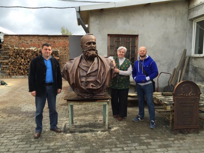 Скульптор показав, як він створював пам’ятник першому ректору Чернівецького університету (ФОТО)