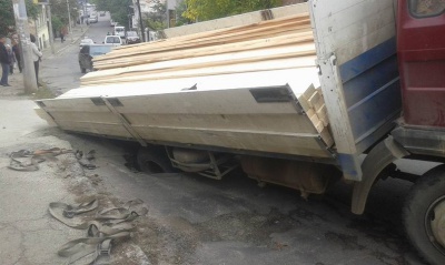 Асфальт не витримав: вантажівка у Чернівцях провалилась у яму (ФОТО)
