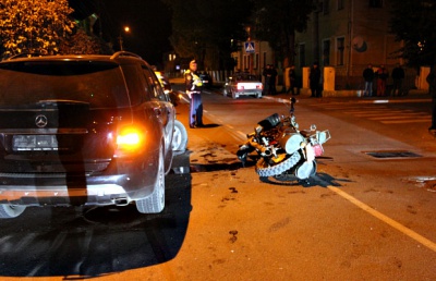 У Сторожинці посеред ночі зіткнулися позашляховик і мотоцикл (ФОТО)