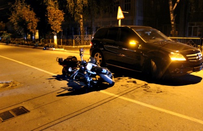 У Сторожинці посеред ночі зіткнулися позашляховик і мотоцикл (ФОТО)
