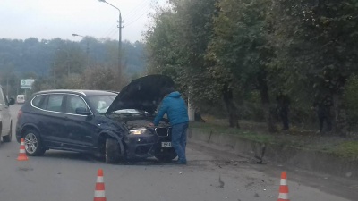 На Калинці в Чернівцях утворився затор: зіткнулись дві іномарки (ФОТО)