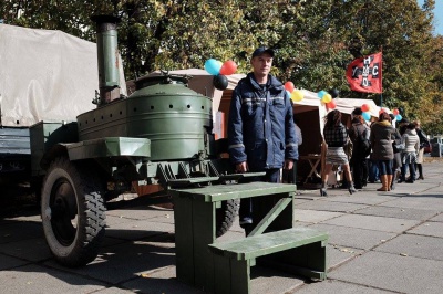 У Чернівцях волонтери годують перехожих солдатською кашею (ФОТО)