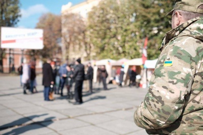 У Чернівцях волонтери годують перехожих солдатською кашею (ФОТО)