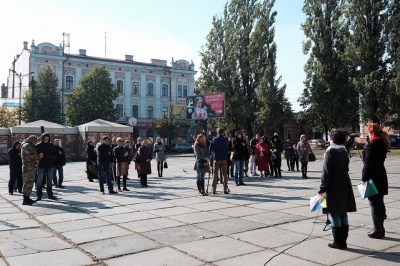 У Чернівцях волонтери годують перехожих солдатською кашею (ФОТО)