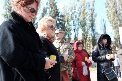 У Чернівцях волонтери годують перехожих солдатською кашею (ФОТО)