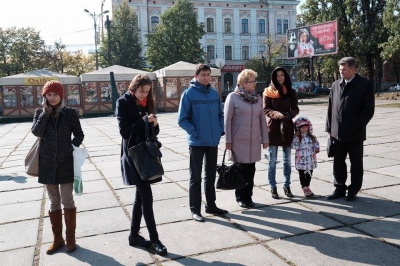 У Чернівцях волонтери годують перехожих солдатською кашею (ФОТО)