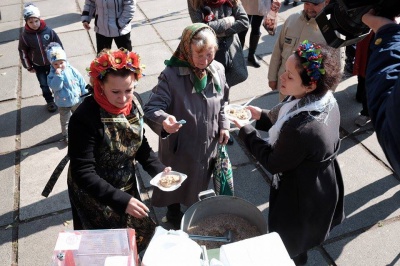 У Чернівцях волонтери годують перехожих солдатською кашею (ФОТО)