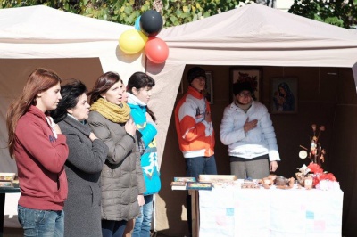 У Чернівцях волонтери годують перехожих солдатською кашею (ФОТО)