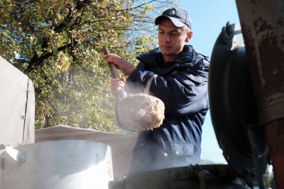 У Чернівцях волонтери годують перехожих солдатською кашею (ФОТО)