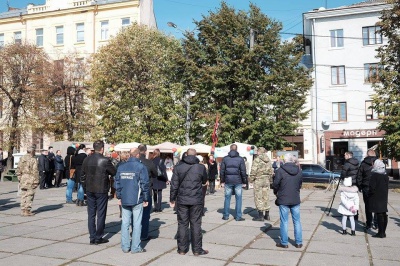 У Чернівцях волонтери годують перехожих солдатською кашею (ФОТО)