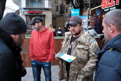 Бійці АТО у Чернівцях перевіряли, чи провезуть їх безкоштовно у маршрутках (ФОТО)