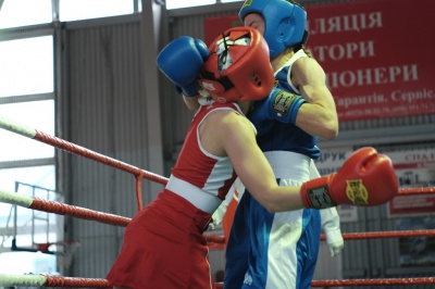 Нещадні дівчачі бої: у Чернівцях триває чемпіонат України з жіночого боксу (ФОТО)