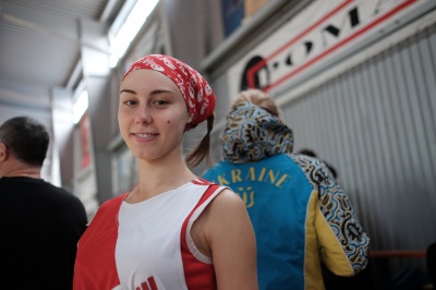 Нещадні дівчачі бої: у Чернівцях триває чемпіонат України з жіночого боксу (ФОТО)