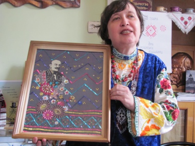 Буковинська поетеса і майстриня презентувала свою 17 книжку