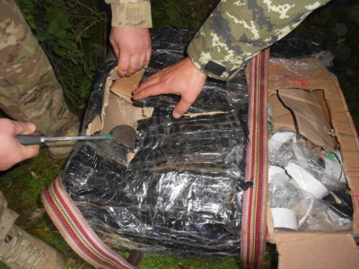 На Буковині прикордонники виявили 4 ящики контрабандних цигарок