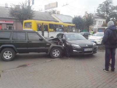 На вулиці Героїв Майдану зіткнулися дві іномарки (ФОТО)