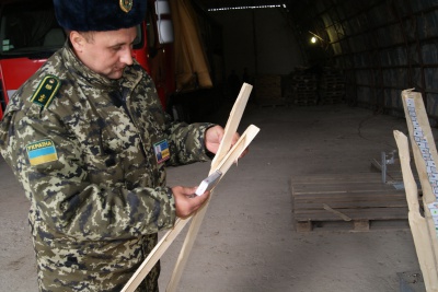На Буковині прикордонники знайшли контрабанду цигарок у пиломатеріалах