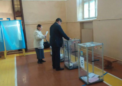 Лідер фракції "Народний фронт" проголосував у рідній школі в Чернівцях