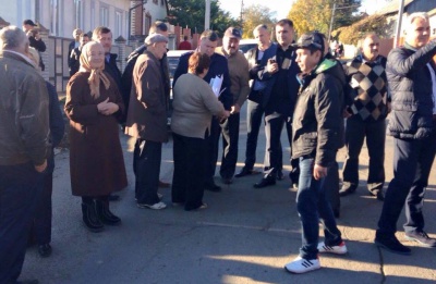 У Чернівцях пенсіонери перекрили дорогу - вимагають пільгового проїзду