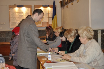 На дільниці у центрі Чернівців голосують мляво (ФОТО)
