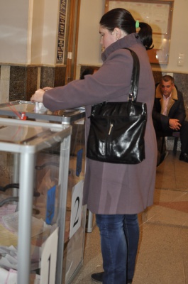На дільниці у центрі Чернівців голосують мляво (ФОТО)